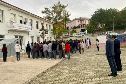Kaymakam Özderin, Atatürk Ortaokulu’nda Bayrak Törenine Katıldı