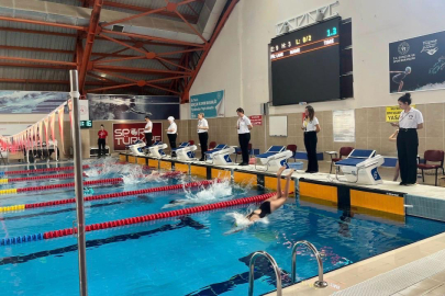 Kırklareli'nde Cumhuriyet Bayramı Dolayısıyla Yüzme Yarışı Düzenlendi