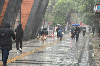 Kırklareli'nde Sağanak ve Rüzgar Etkili Oluyor