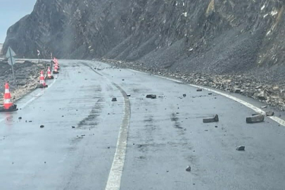 Şarköy’de Yamaçtan Düşen Kayalar Tehlike Saçıyor