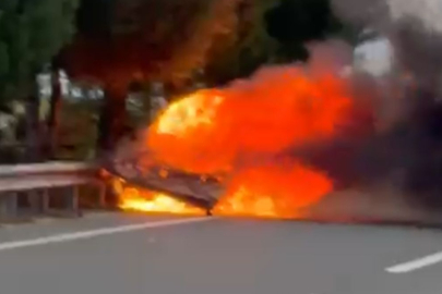 Yanan Otomobil Küle Döndü