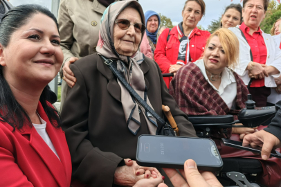 93 Yaşındaki Feriha Teyze’den Duygulandıran Cumhuriyet Kutlaması