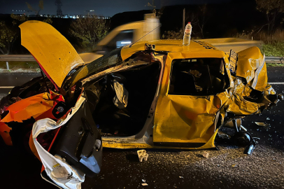 İki Kamyonun Arasında Kağıt Gibi Ezilen Taksi Sürücüsü Yaralandı