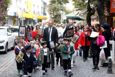 Kırklareli'nde Cumhuriyet'in İlanının Sembollerinden "Gazeteci Çocuklar" "Cumhuriyet Manşetli" Gazete Dağıttı