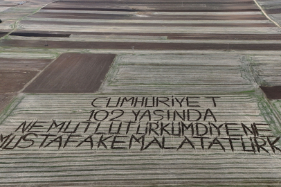 Kırklarelili Çiftçi Tarlasına Pullukla "Cumhuriyet 102 Yaşında" Yazdı