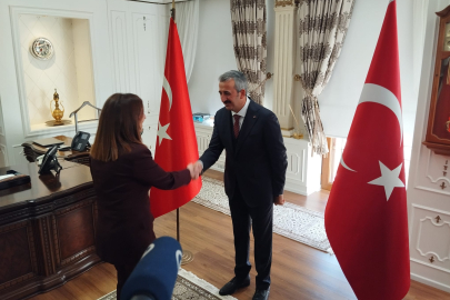 Vali Sezer Makamında Tebrikleri Kabul Etti