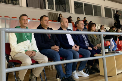 Başkan Özden, Yıldız Kızlar Voleybol Maçını İzledi