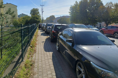 Cumartesi Pazarı’ndaki Kaldırımlarda Adım Atacak Yer Yok