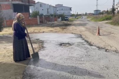 Köstebek Yuvasına Dönen Yolu Kendi İmkanlarıyla Onararak Beton Attılar