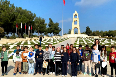 Gelibolu'da İlkokul Öğrencileri Şehitlikleri Ziyaret Etti