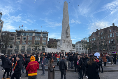 Taraftarlardan Dam Meydanı'nda Galatasaray'a Coşkulu Destek
