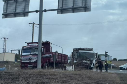 Işıklı Kavşakta 2 Kamyon Çarpıştı: Sürücüler Yaralandı
