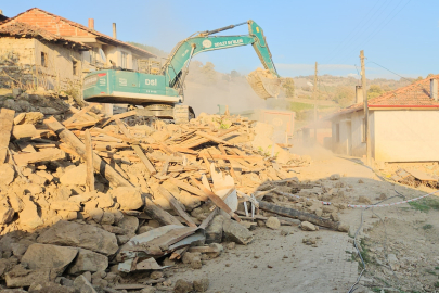 Sındırgı'da Ağır Hasarlı Yapıların Yıkımı Sürüyor