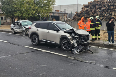 Yağışlı Yolda Kayan Otomobil Karşı Şeride Geçerek Kaza Yaptı: 1 Yaralı
