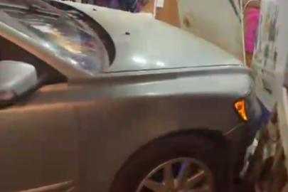 Fren Yerine Gaza Basınca Otomobil Dükkana Girdi