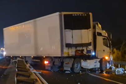 TIR Bariyerlere Çarptı, Tekirdağ-İstanbul Yolu Trafiğe Kapandı