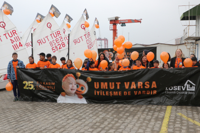 Tekirdağ'da Turuncu Balonlarla Denize Açılan Yelkenciler Lösemiye Dikkati Çekti