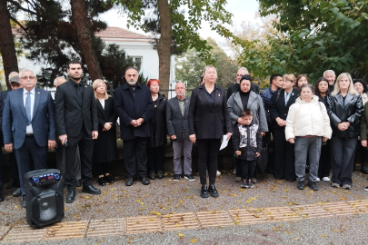 CHP Anma Törenini Okulun Önünde Gerçekleştirdi