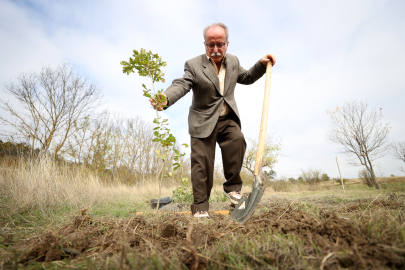 Emekli Orman Mühendisi Ağaç Sevgisiyle Gençlere Örnek Oluyor