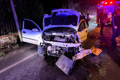 Kırklareli'nde Aydınlatma Direğine Çarpan Otomobildeki 2 Kişi Yaralandı