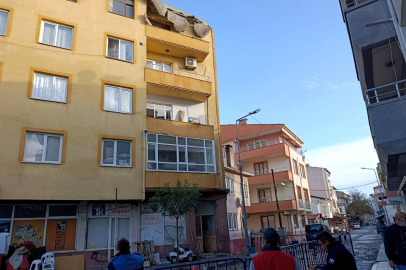 Gelibolu’da Sağanak Nedeniyle 5 Katlı Binanın Çatısında Hasar Oluştu