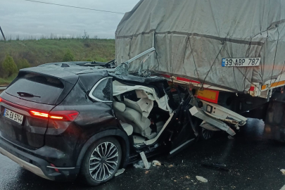 Keşan’da Otomobil TIR’ın Dorsesine Çarptı: 3 Kişi Yaralandı