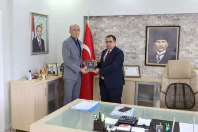 Kaymakam Balaban’a “Tebeşir Tozu ve Gözyaşı” Kitabı Takdim Edildi