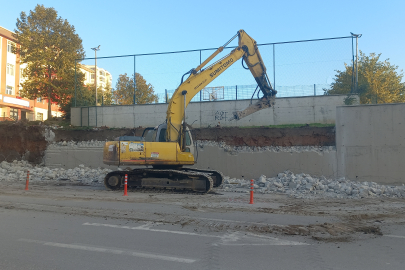 Edirne'de Devrilme Tehlikesi Taşıyan Okul Duvarı Yenileniyor