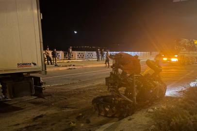 Çanakkale'de Tırla Çarpışan Traktördeki Karı Koca Öldü