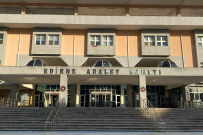 Gardıropta Sandı, Baza Altından Çıktı