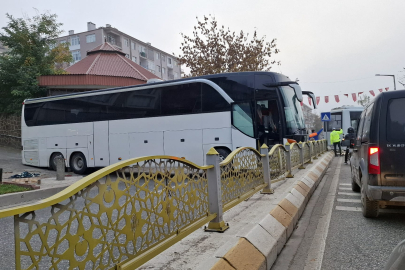 Otobüs Refüje Bindirdi, Trafik Felç