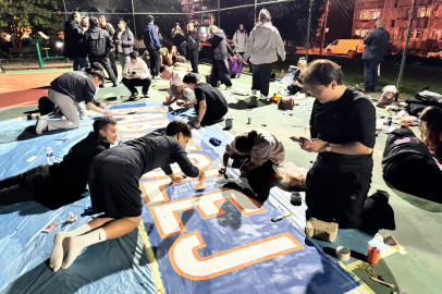 Protesto İçin Resim Dersini Spor Sahasında Yaptılar