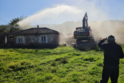 Sındırgı'da Hasarlı Yapıların Yıkımı Sürüyor