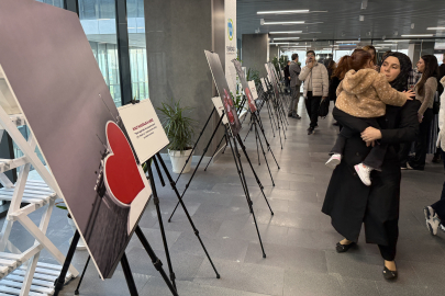 Tekirdağ'da Down Sendromlu Fotoğrafçının "Masumiyetin Kırmızısı" Sergisi Açıldı