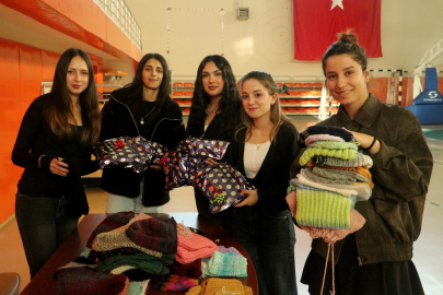 Tekirdağ'da Üniversite Öğrencilerinden Depremzede Çocuklara Atkı, Bere Yardımı