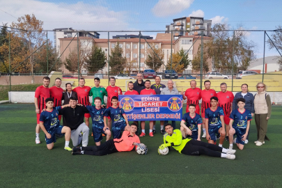 Ticaret Lisesinde Mezunlar - Öğrenciler Dostluk Maçı