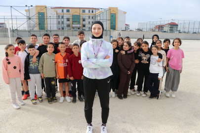 Ahsen Öğretmen Tekvandodaki Şampiyonluklarıyla Öğrencilerine Örnek Oluyor