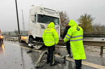 Edirne’de TIR Bariyere Çarptı