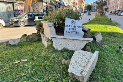 Edirne’de Otomobilin Çarptığı Mezar Paramparça Oldu