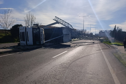 Açılan Kamyon Damperi Kamera ve Aydınlatma Direklerini Yıktı