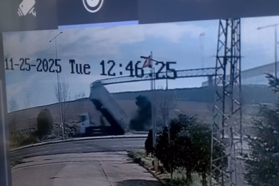 Kamyonun Açılan Damperi Direkleri Yıktı