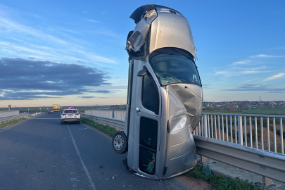 Tekirdağ'da İlginç Kaza: Bariyere Çarpan Araç Dik Durdu, 2 Kişi Yaralandı