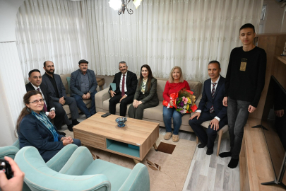 Vali Sezer’den Şehit Öğretmenin Ailesine Ziyaret
