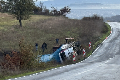 Çanakkale'de Kamyon Şarampole Devrildi