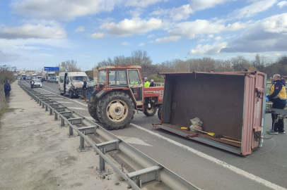 Midibüs Traktör Römorkuna Çarptı: 1 Yaralı