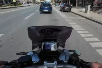 Motosikletten İnip Yol Vermekte Direndi: Ben Geçmem