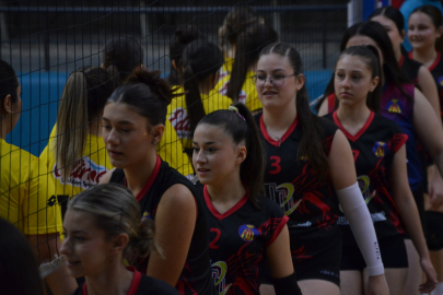 Emel Özgür Subaşı MTAL, Rakibini Set Vermeden Geçti