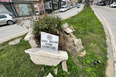 Kaza Sonucu Yıkılan Tarihi Mezar Onarım Bekliyor