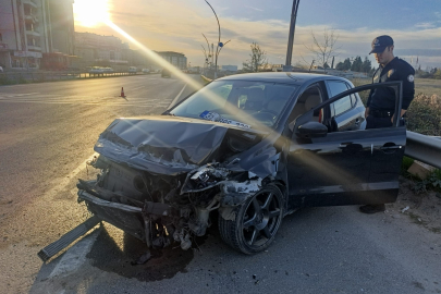 Bariyerlere Çarpan Otomobilin Sürücüsü Yaralandı