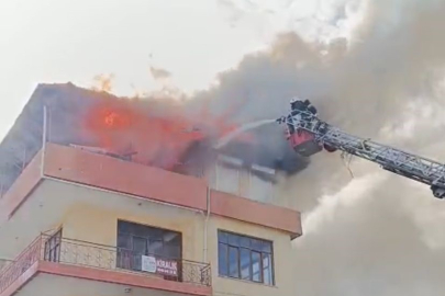 Alevler İçindeki Dairede Mahsur Kalan 3 Küçük Çocuğu İnşaat İşçileri ve Mahalle Sakinleri Kurtardı